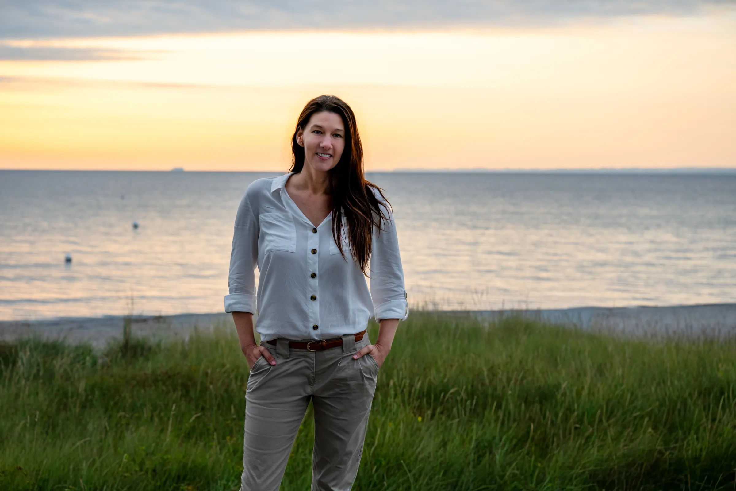 Sinja Morton am Strand der Ostsee bei Sonnenuntergang